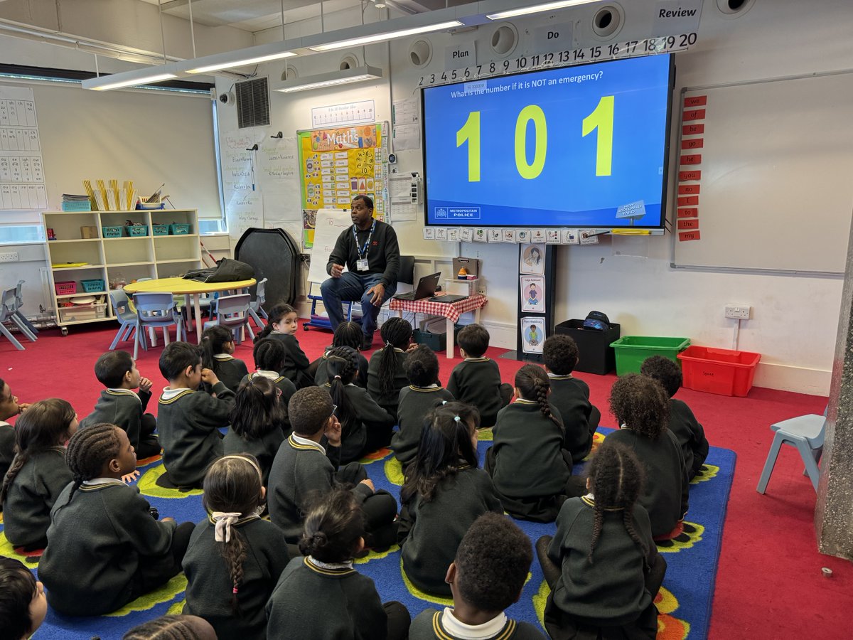Thrilling visit from @MPSSouthwark PC Author in Reception! 🚔 They emphasised police safety and community importance. Students learned emergency procedures, police roles, and community support. Let's thank our local heroes and prioritise safety! 🙌🤝 #SafetyFirst @ArkSchools