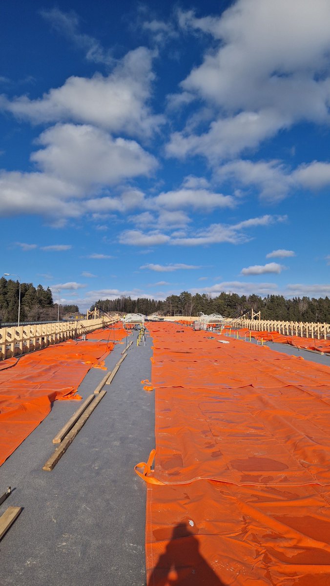 Kirjalan- ja Hessundinsalmen siltojen uusimisen äärellä on nautittu tällä viikolla muutamasta kauniista kevätpäivästä. 
Hankkeen tuoreimmat kuulumiset maaliskuun kuukausikirjeestä ja mm. upeita valokuvia ajalta ennen siltoja: bit.ly/3PC9kty
Mukavaa pääsiäisen aikaa!