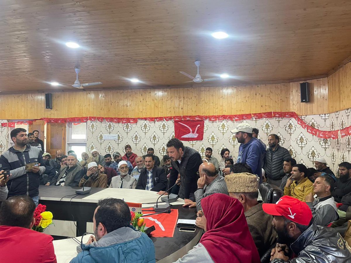 JKNC leader & DP Anantnag @altaf_kaloo presided over a crucial meeting in the Dooru constituency. South Zone President & CI Dooru Syed Touqeer who had organised the meeting also addressed the gathering. The meeting delved into addressing organizational issues, with a keen…