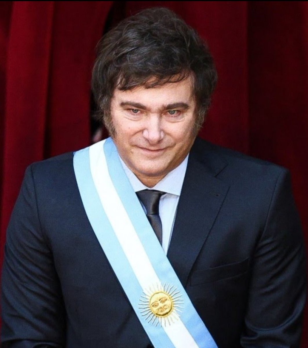 Jhonffonseca's tweet image. Cuál de estos dos Presidentes te representa👇🏼?

Guerrillero Petro 💬      Javier Milei 🔁❤️