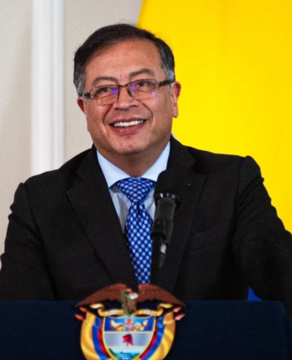 Jhonffonseca's tweet image. Cuál de estos dos Presidentes te representa👇🏼?

Guerrillero Petro 💬      Javier Milei 🔁❤️