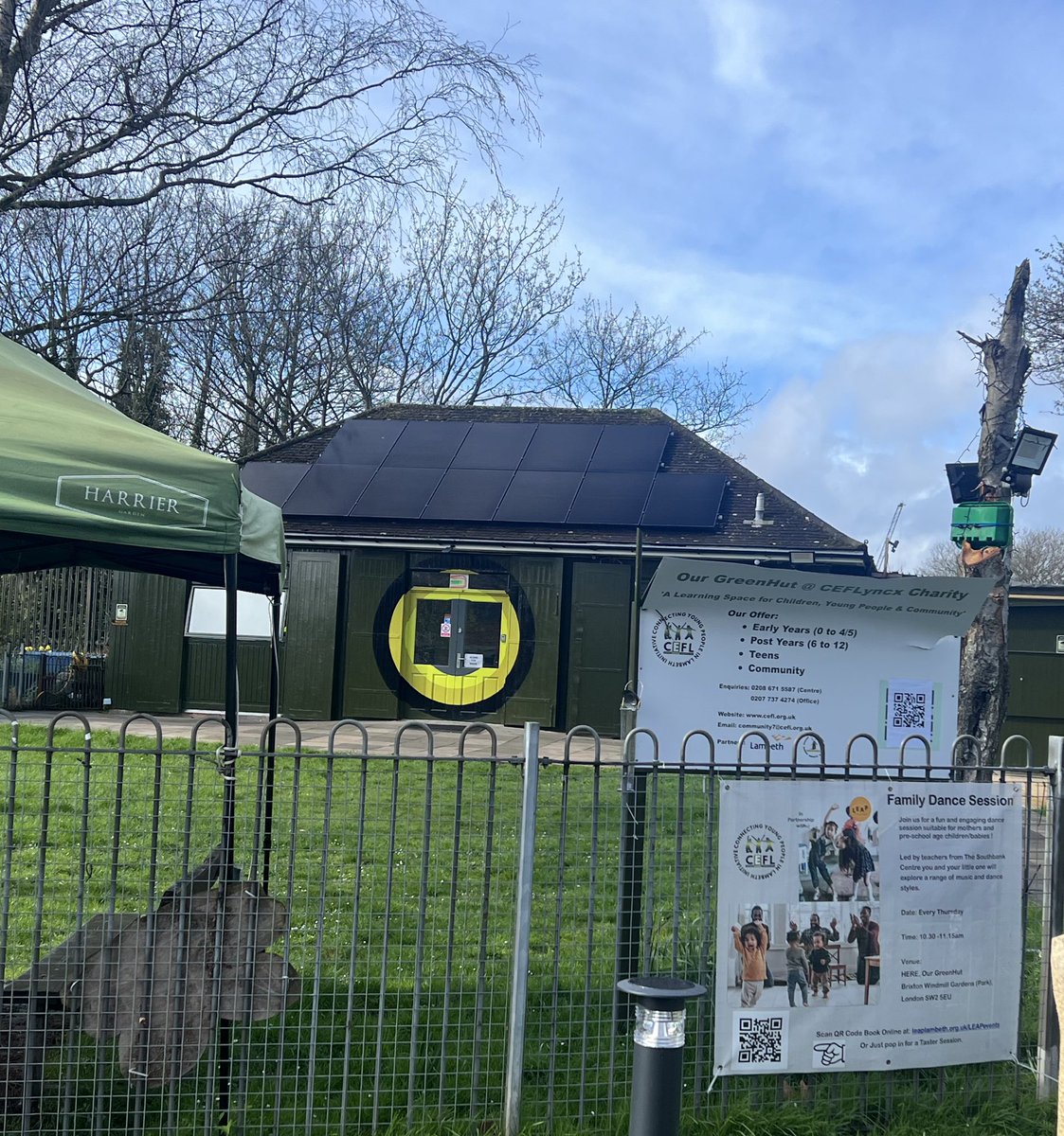 Delighted to see solar panels be installed on the @CEFLyncx Green Hut in Windmill Gardens funded by the @nationalgriduk Community Fund. This will go a long way to sustain this vibrant youth service in the heart of our community.