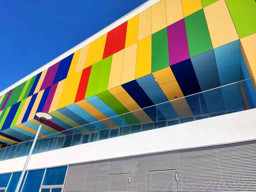 𝗣𝗮𝘃𝗶𝗹𝗵𝗮𝗼 𝗗𝗲𝘀𝗽𝗼𝗿𝘁𝗶𝘃𝗼 𝗠𝘂𝗹𝘁𝗶𝘂𝘀𝗼𝘀 𝗱𝗲 𝗔𝗹𝗺𝗮𝗻𝗰𝗶𝗹 Unveiling the Multisports Pavilion in Algarve, Portugal. Designed by Inplentius Architects, this structure features over 10 colours of Trespa® Meteon® Uni Colours, chosen for their colour stability.