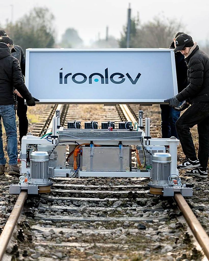 ExcelenciasDelM's tweet photo. #Actualidad 🚃🚃🚃 Desde su aparición en el mundo ferroviario, la #levitaciónmagnética ha  estado asociada con pistas específicas. Noticias recientes, cuestionan ese  principio y ensayan otra variante.
👉🏼 Detalles aquí 
https://t.co/Z4VsvIP3A5 https://t.co/475rMXx0Jl