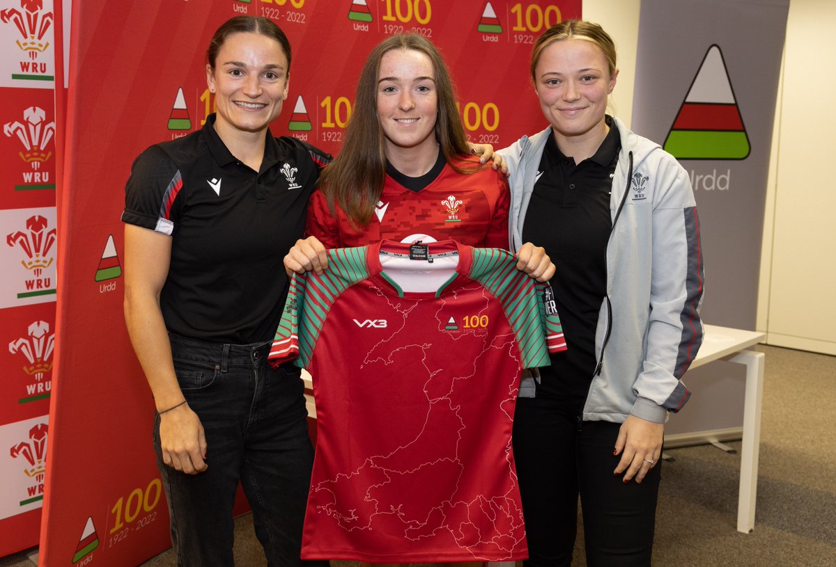 Pob lwc i Sian Jones sy'n dechrau'r gêm #GuinnessW6N yn erbyn Lloegr ar Ddydd Sadwrn! Cyn-chwaraewr tîm 7 bob ochr yr Urdd Good luck to Sian who starts for Wales on Saturday against England! Another member of the Urdd 7s squad that travelled to New Zealand representing Cymru!