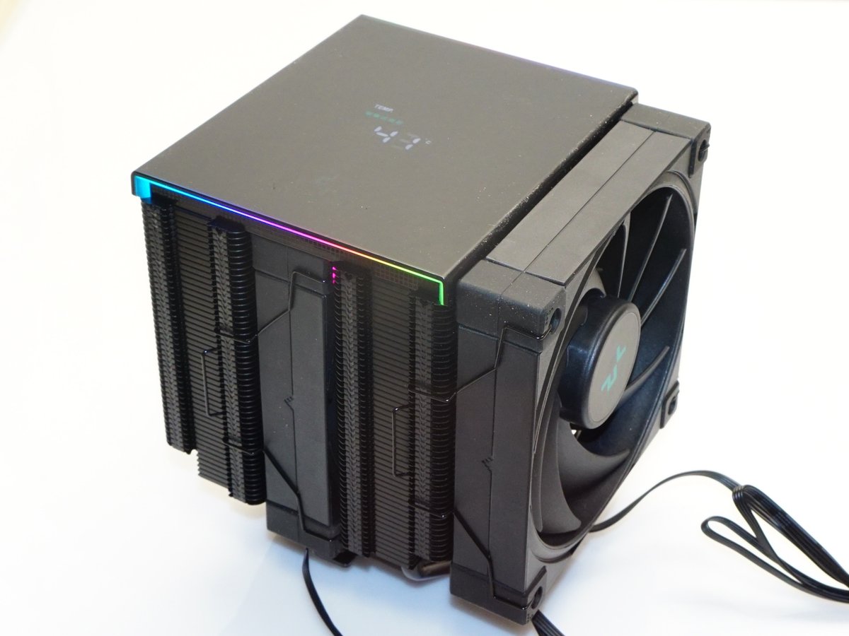 Today we're taking a look at DeepCool's AK620 Digital tower CPU cooler. Literally building on top of their AK620 cooler, DeepCool has equipped the Digital with an LCD screen, making for an interesting aesthetic that almost outweighs the hefty, 1.5kg cooler trib.al/MGyBwKt