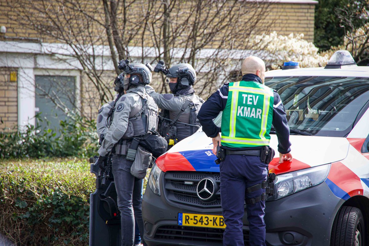 UPDATE 1, 14:00 - Zojuist werd ook het busstation ontruimd. Een fotograaf ziet nog personen zitten. Een  explosieven verkenner van de Koninklijke Marechaussee is ook ter plekke net als het arrestatieteam van de politie.  1amstelveen.nl/massale-politi…