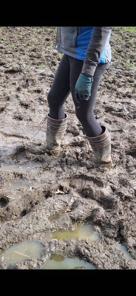 redvixen4071571's tweet photo. Who doesn't love the British weather 🤣🤣 at least my feet are dry albeit a bit sweaty 🙈 https://t.co/QiJPbRnhRP