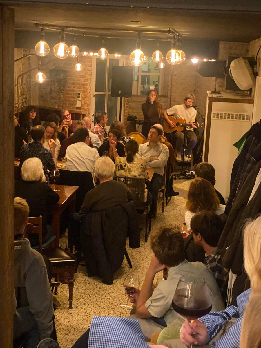 otwndk's tweet image. Det er lillefredag og det bør fejres med godt selskab og et godt glas vin 🍷 

Der er hyggelige og charmerende rammer hos S'vineriet i Klaregade 🕯️og mesterlig service af Andre Berkholdt Larsen 👌 

#vinbar #byliv #odense #otwn