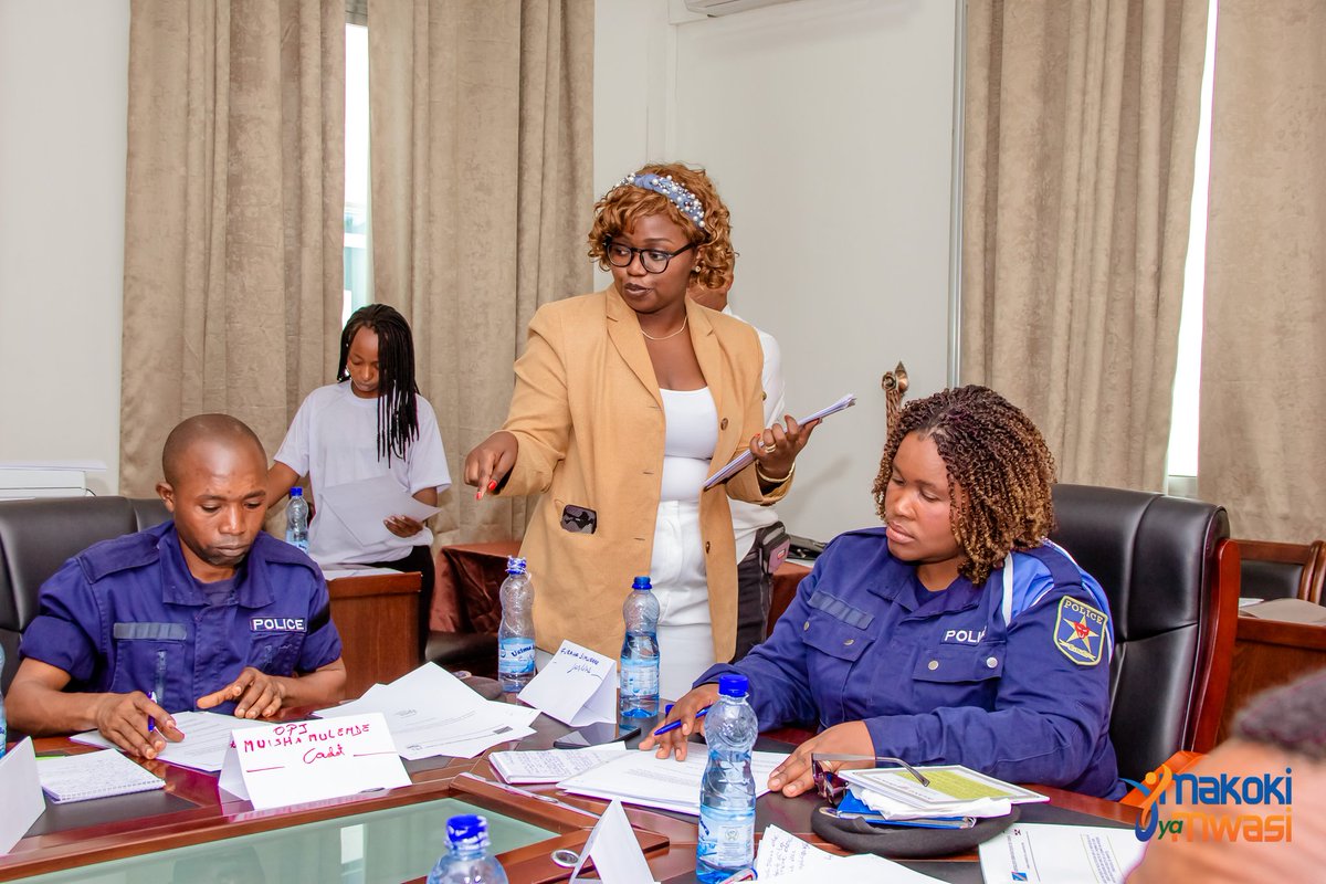 AlucMukama's tweet photo. @IpasRDC Sous le Guide des facilitateurs les 20 participants OPJ de la ville de Bukavu ont été capacités sur les prescrits du #protocole_de_Maputo et clarifiés pour adopter des attitudes positives vis à vis de #l_avortement_sécurisé. https://t.co/h7yZcnPCxW