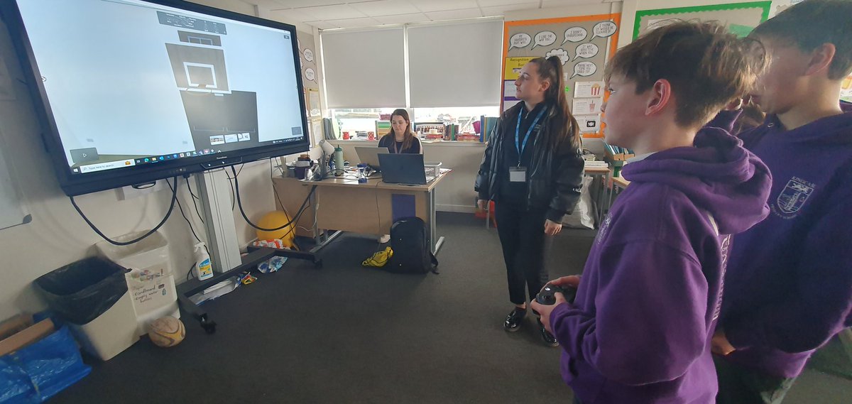 Week 3 and the final session of the @hubswscotland STEM programme we are delivering in a @southayrshire primary school complete. Massive thanks to @morgansindallc for coming in alongside myself for this session. This week pupils had a go at using the VR headset & Xbox controller