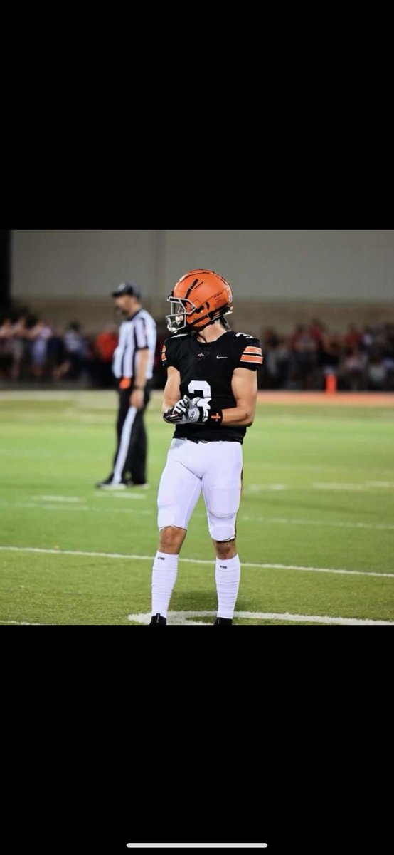 🚨College Coaches🚨 2025 WR 6’1 180 @Tyler_Roach10 #3 2 year starter Bench- 235 Squat- 400 Clean- 245 40-4.63 GPA- 4.4 Great route runner with ++Hands. Has good body control and good feet. Good Speed. High Football IQ! Good Length and can track Deep Ball! Also plays ⚾️🏀