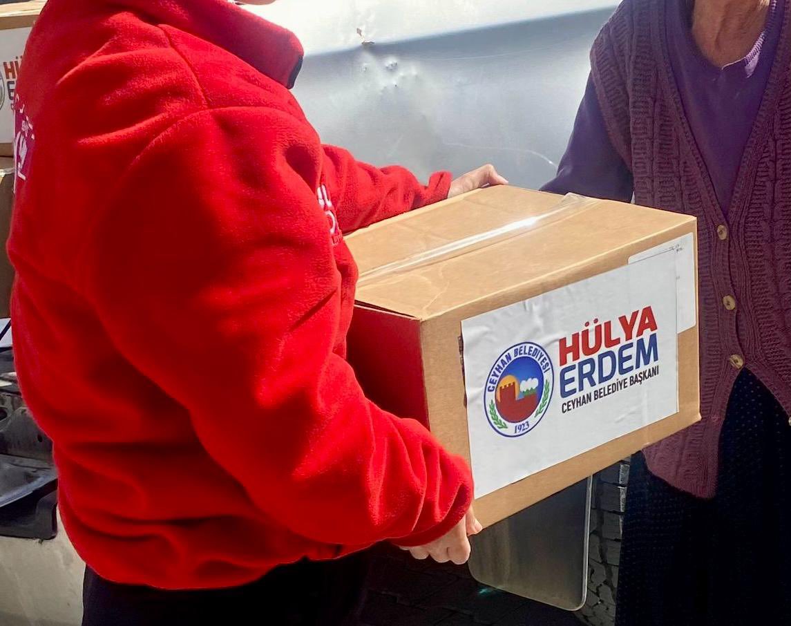 Kadın eli ekibimizin dost eli her zaman ve her koşulda komşularımızın yanında. Bu güzel ayda, ihtiyaç sahibi komşularımıza Ramazan kolilerini ulaştırıyor, Ramazan ayının bereketini paylaşıyoruz. Birlikte güçlüyüz, birlikte başaracağız, Ceyhan. #Ramazan #Dayanışma
