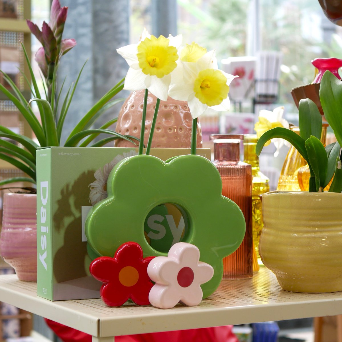 🌼Maak de lente nog mooier met een van de Daisy vazen of het zout- en pepersetje van Doiy, nu te vinden in de Hortusshop. Hiermee haal je wat extra kleur in huis en zet je de lentebloemetjes mooi in het zonnetje. Met de zout- en pepervaatjes vrolijk je je paasontbijt op 🐰.