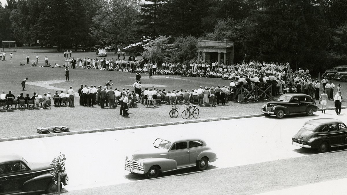 The baseball season officially starts today, so here’s a throwback to a ball game played by OAC students on Johnston Green in the 1950’s. Do you have an OAC memory you’d like us to share? Submit your photos and be a part of our historic celebration: uoguel.ph/elmfv