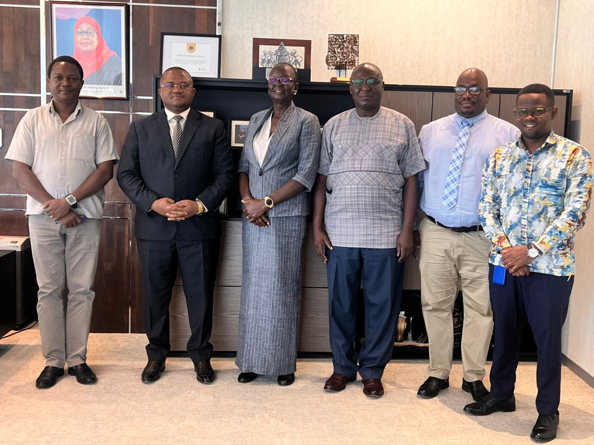 FAOTanzania's tweet photo. Today, Dr. Nyabenyi Tipo, @FAO Representative in Tanzania, met with Abdulmajid Nsekela, Group CEO &amp; Managing Director @CRDBBankPlc, to explore collaboration opportunities in 

🌾Agrifood Systems Transformation
🪸 Seaweed Farming 
🌊Blue Economy Ventures https://t.co/1p8YPHwD59