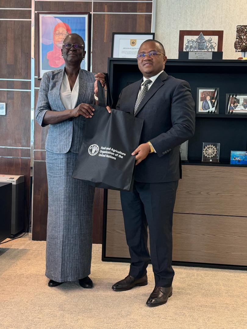 FAOTanzania's tweet photo. Today, Dr. Nyabenyi Tipo, @FAO Representative in Tanzania, met with Abdulmajid Nsekela, Group CEO &amp; Managing Director @CRDBBankPlc, to explore collaboration opportunities in 

🌾Agrifood Systems Transformation
🪸 Seaweed Farming 
🌊Blue Economy Ventures https://t.co/1p8YPHwD59