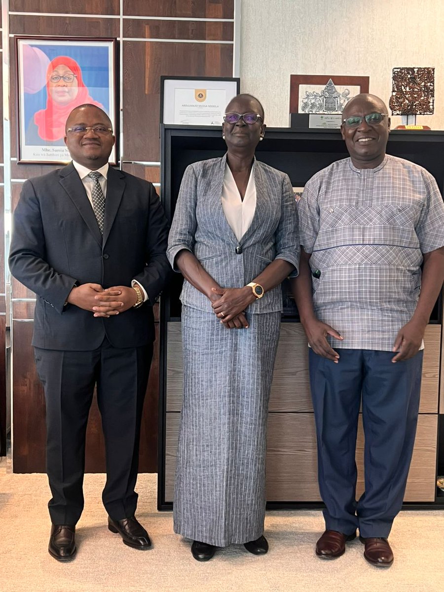 FAOTanzania's tweet photo. Today, Dr. Nyabenyi Tipo, @FAO Representative in Tanzania, met with Abdulmajid Nsekela, Group CEO &amp; Managing Director @CRDBBankPlc, to explore collaboration opportunities in 

🌾Agrifood Systems Transformation
🪸 Seaweed Farming 
🌊Blue Economy Ventures https://t.co/1p8YPHwD59