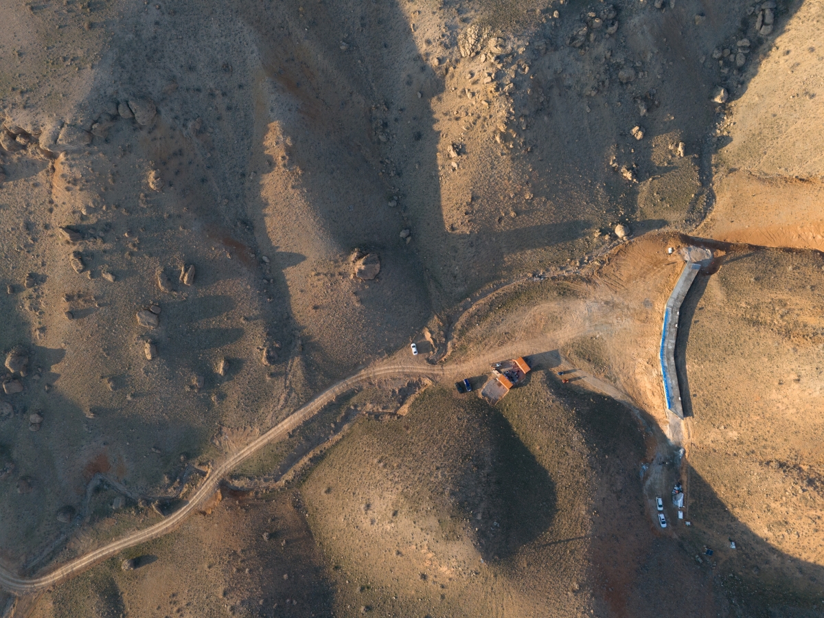oewf's tweet photo. #POD To ensure the fidelity of our Mars Analog Mission, the AMADEE-24 habitat was built in a remote valley in Armenia. Here's a bird's eye view. The habitat is the elongated structure to the right.
📸:OeWF/vog.photo
@amadee24_armenia
#AMADEE24 #simulateMars #դեպիՄարս #դեպիԱպագա https://t.co/LhK7Defjr9