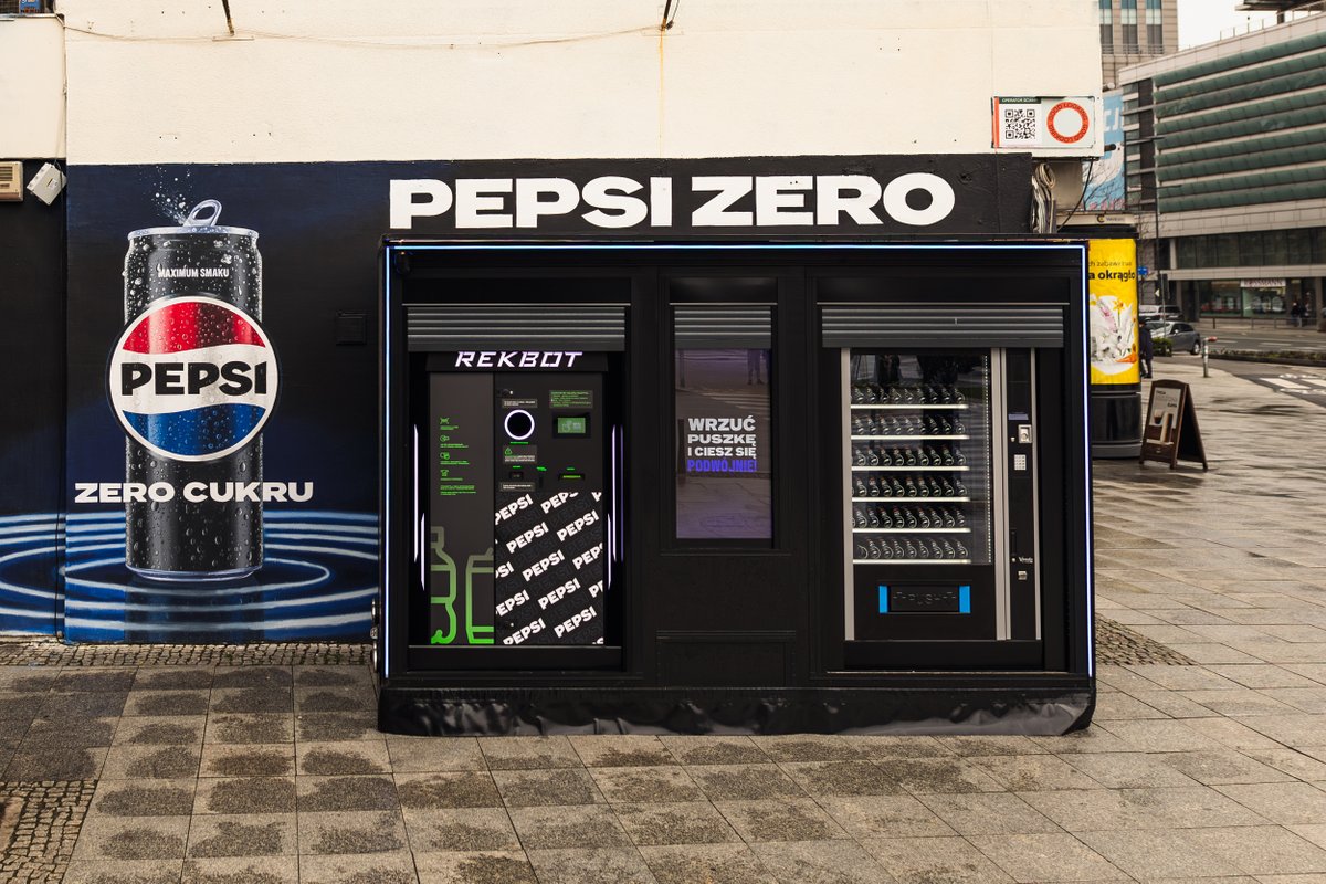 ⚫️ Przy Rondzie ONZ w Warszawie czeka na Was na Zeromat! Jak działa? Wrzuć do niego puszkę Pepsi Max 0,33 ml, a otrzymasz 2 puszki #PepsiZeroCukru. Dobry deal? 😎