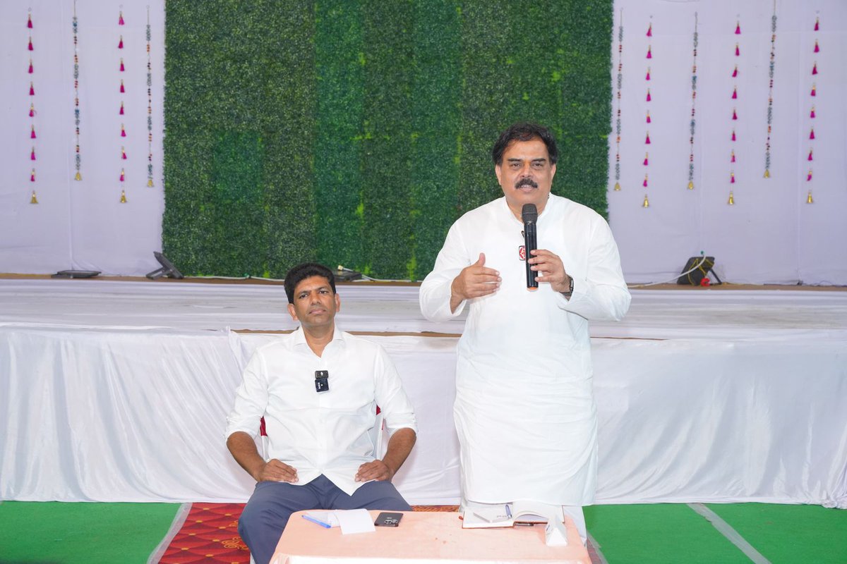 PemmasaniOnX's tweet photo. తెనాలి నియోజకవర్గం

ఈరోజు తెనాలి లోనీ నూకల రామకోటేశ్వరరావు గారి కళ్యాణమండపం లో జరిగిన బీసీల ఆత్మీయ సమావేశంలో తెలుగుదేశం,జనసేన,బీజేపీ పార్టీల ఉమ్మడి అభ్యర్థి శ్రీ నాదెండ్ల మనోహర్ గారితో కలిసి పాల్గొన్నాను

#TDPForBCs
#Tenali
#GunturParliament https://t.co/sM0J84sNvP