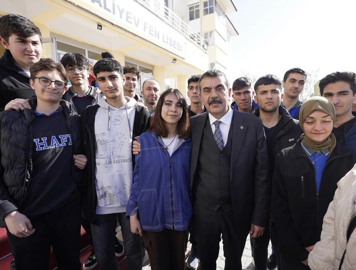 Milli Eğitim Bakanı Sayın Yusuf Tekin okulumuzu ziyaret ettiler. Sayın Bakanımıza ziyaretlerinden ötürü teşekkür ederiz. 
<a href="/Yusuf__Tekin/">Yusuf Tekin</a> <a href="/canl_servet/">Servet CANLI</a> <a href="/igdirmem76/">Iğdır İl Milli Eğitim Müdürlüğü</a> <a href="/valiercanturan/">Ercan Turan</a>