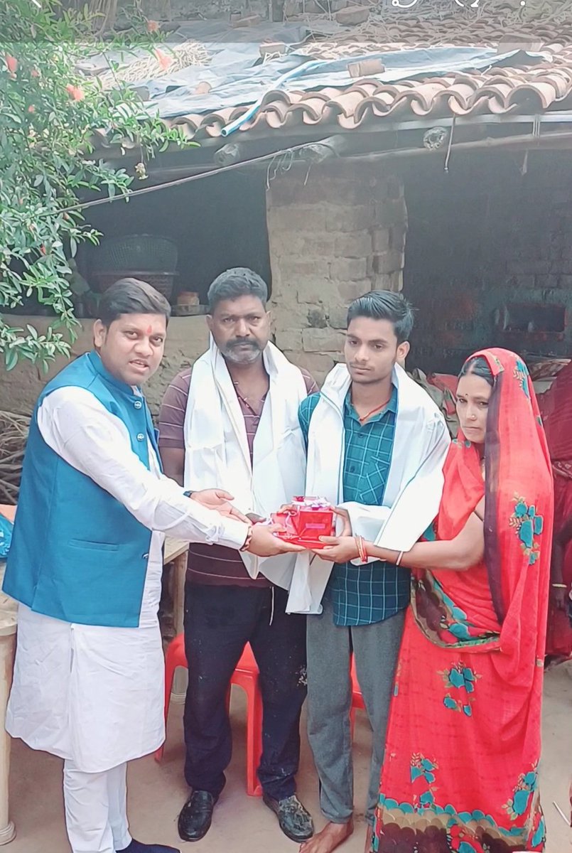 _GaneshLeader's tweet image. बिहार इंटरमीडिएट साइंस के फोर्थ टॉपर एवं लखीसराय जिले के फर्स्ट टॉपर राजा कुमार और उनके माता-पिता को अंग वस्त्र और कुछ उपहार देकर सम्मानित किया!
#Topper #interscience #CMOBihar #News