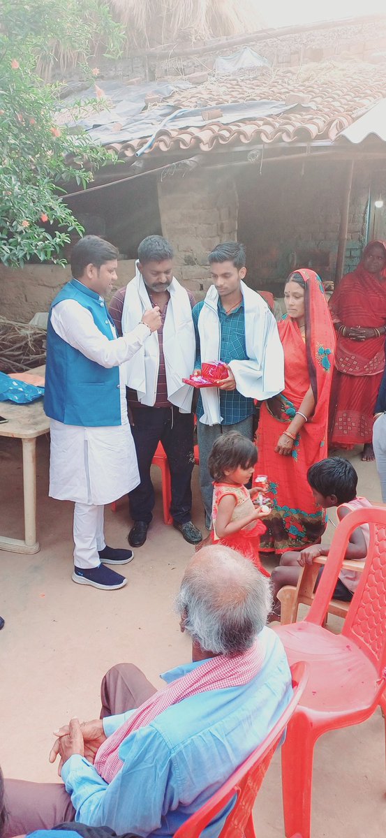 _GaneshLeader's tweet image. बिहार इंटरमीडिएट साइंस के फोर्थ टॉपर एवं लखीसराय जिले के फर्स्ट टॉपर राजा कुमार और उनके माता-पिता को अंग वस्त्र और कुछ उपहार देकर सम्मानित किया!
#Topper #interscience #CMOBihar #News