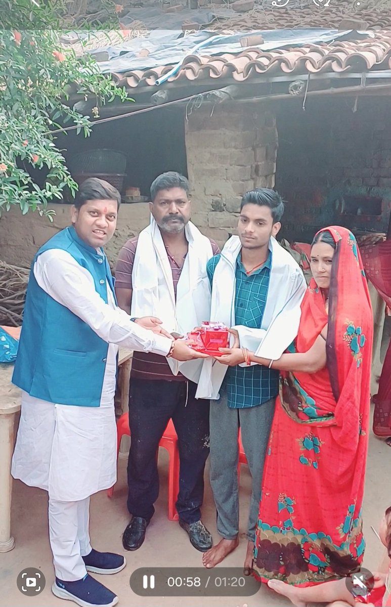 _GaneshLeader's tweet image. बिहार इंटरमीडिएट साइंस के फोर्थ टॉपर एवं लखीसराय जिले के फर्स्ट टॉपर राजा कुमार और उनके माता-पिता को अंग वस्त्र और कुछ उपहार देकर सम्मानित किया!
#Topper #interscience #CMOBihar #News