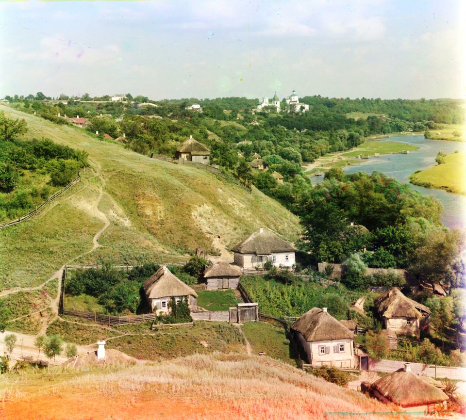 Це одне з найперших кольорових фото України. Путивль. Вдалині Молчанський монастир. Праворуч – річка Сейм, 1905-1915 рр.