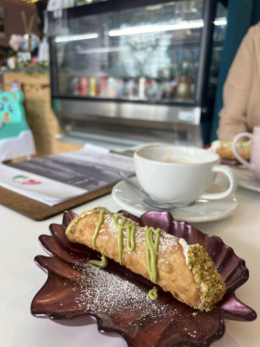 I’d heard all about THE Cannoli @Mommasorrentis from @WulfrunianChris. I had cherry and pistachio, and oh my, it was delicious. Next time, as a fellow Friends fan, I think I’ll give the Joey Tribbiani XL special sandwich a try.😋 #shoplocal #smallbusinessbigdreams #wolverhampton