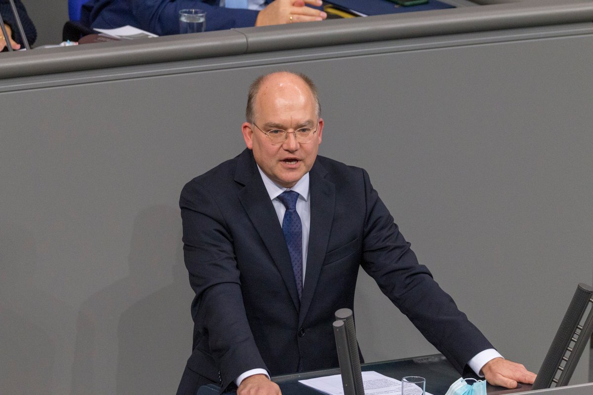 lobbycontrol's tweet photo. Kennt ihr Sebastian Brehm? Der #CDU-Bundestagsabgeordnete und Steuerberater ist #Nebeneinkünfte-Spitzenreiter: Über 3,4 Millionen Euro (Stand 6/2023) hat er neben seiner Arbeit im #Bundestag eingenommen. /1 https://t.co/VifTlAnJNo