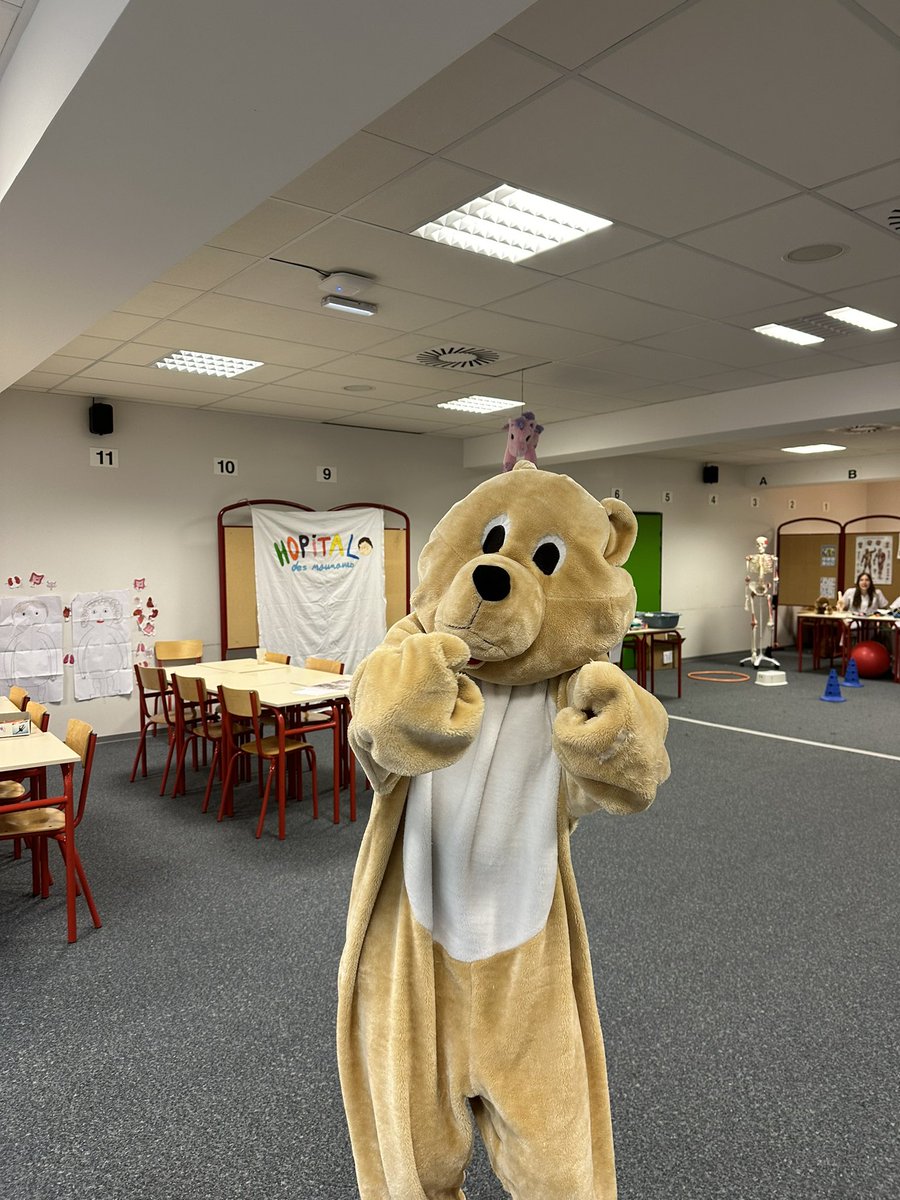 mariedepaquy's tweet image. Les étudiants @universitereims @CHUdeReims #medecine #sagefemme #kine #dentaire accueillent les enfants @VilledeReims dans leur hôpital des nounours ! Bravo à eux pour ce bel #engagement