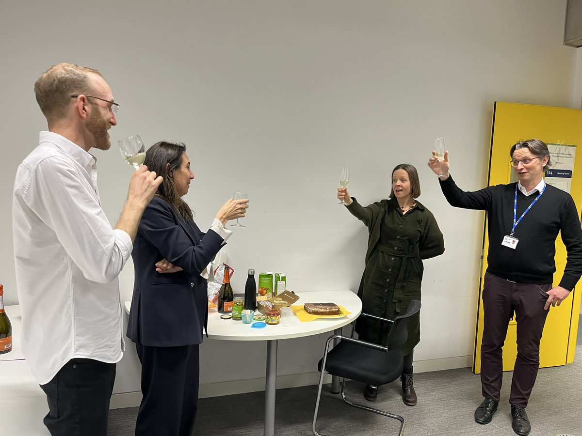 The Noseda Lab has a new Doctor 🎉🥳Congratulations to Sam Barnett <a href="/sn_barnett/">Sam Barnett</a> for passing his PhD viva earlier this week! Many thanks to his assessors <a href="/mayrproteomics/">Manuel Mayr</a> and <a href="/SmartNicola/">Nicola Smart</a> for the stimulating discussion.