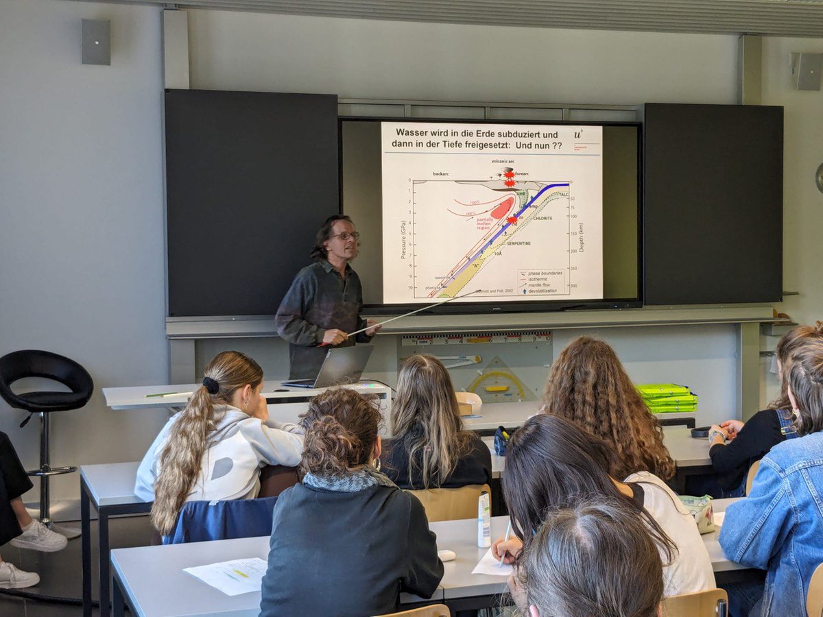 ℹ️ For the #TecDay, researchers 👩‍🔬 of the #DeepFluids #Geochemistry group from the IFG @unibern 👨‍🔬 visited the Gymnasium Thun, Canton Bern🇨🇭, and presented about the fascinating world of #subductionzone and deep water cycle. More info [De, Fr, It]: ⬇️ mint.satw.ch/de/tecdays