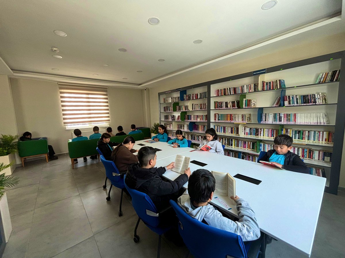 YedisuYBO's tweet photo. Bir kütüphane kurmak, hayatın bütün saldırılarına karşı bir kale inşa etmek gibidir.
📚 ilçemiz halk kütüphanesini ziyaret ederek kitap okuma saati düzenledik. 
25-31 Mart Kütüphane Haftası Kutlu Olsun.
@MustafaOzel66 @yusuf_tokus @halukcakan12 @PekguzelH @bingolmem https://t.co/s42QHV7kct