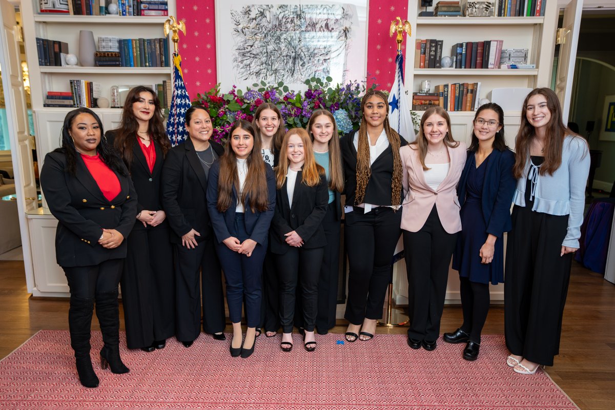 Once in a lifetime trip for members of the St. Paul Central girls softball team! Thanks @VP for the invite to the Women in Sports celebration in D.C. Central is humbled at the outpouring of support from the community to make this trip happen. Nice to see you @BillieJeanKing!