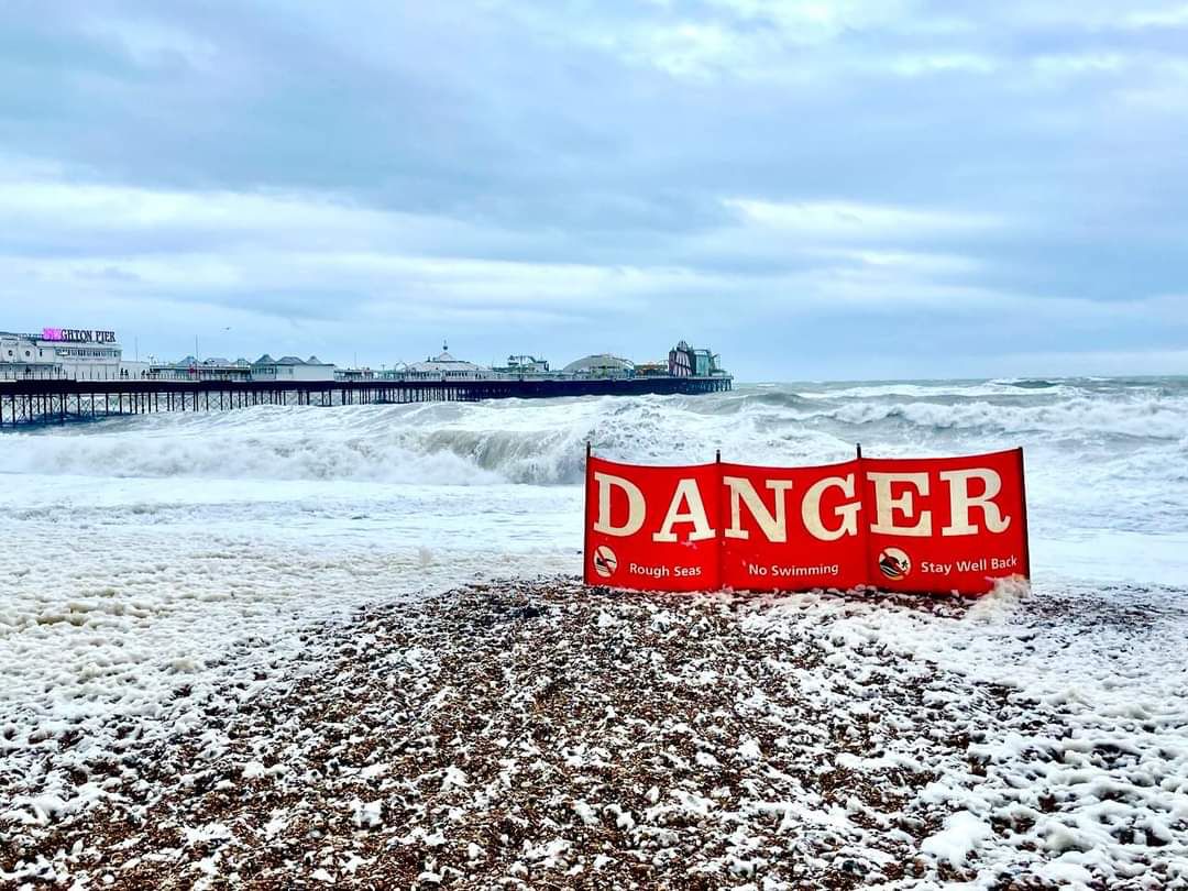 ⚠️Weather warning⚠️ There is a @metoffice warning on the South coast today for wind. Please remember: ✔️High winds mean dangerous sea ✔️Stay away from the coast and stay safe ✔️If you see anyone in difficulty call 999 and ask for the coastguard #Brighton #RNLI