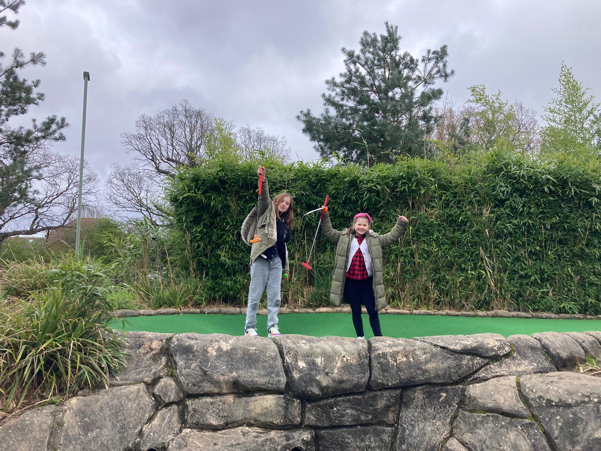 ⛳ Golden Ticket Winners ⛳ This morning, our Golden Ticket Winners were treated to a few rounds of minigolf as a reward for their fantastic behaviour this term. Thank you to @hortongolfpark for hosting us again. #WeAreLEO 🦁