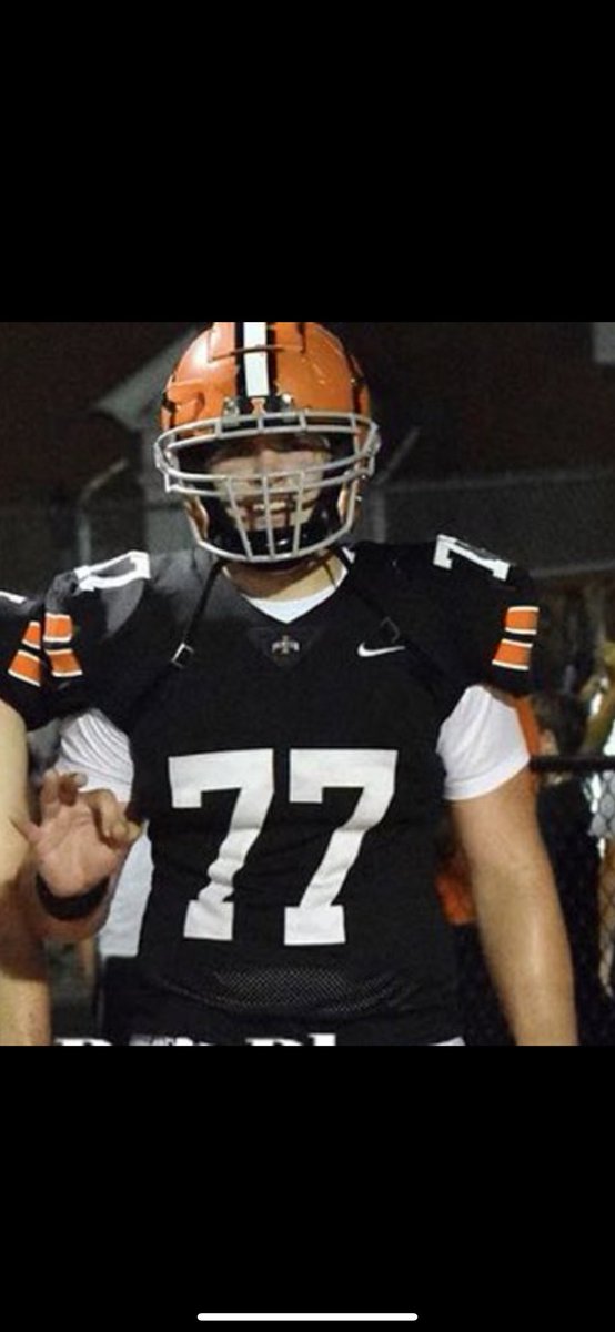 🚨COLLEGE COACHES🚨 2025 C/G or DT 6’3 260 @BowenGossett #77 3 year starter/ FBS Offers Bench- 315 Squat- 430 Clean- 245 40- 5.3 Cerebral Player with High Football IQ. Can play any position on OL! Good Feet! TOUGH! Good Leadership Skills! Has Natural Bend. COMPETITOR‼️