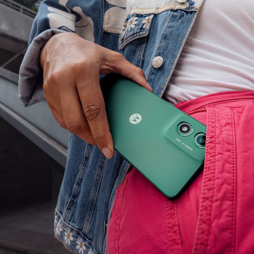 Looks good, feels great, and fits perfectly 😮. #motog04 #hellomoto Learn more: bit.ly/3vmpEb9