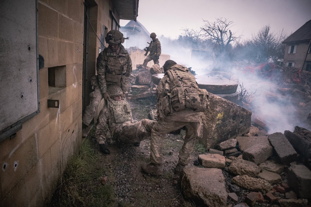 Airborne medics are vital in global crisis response. 🪖 Treating the wounded 🏥 Evacuating casualties 🪖 Receiving essential supplies Members of 16 Medical Regiment were tested recently on #ExWingedSerpent Find out more here ⬇️ army.mod.uk/news-and-event… #BritishArmy