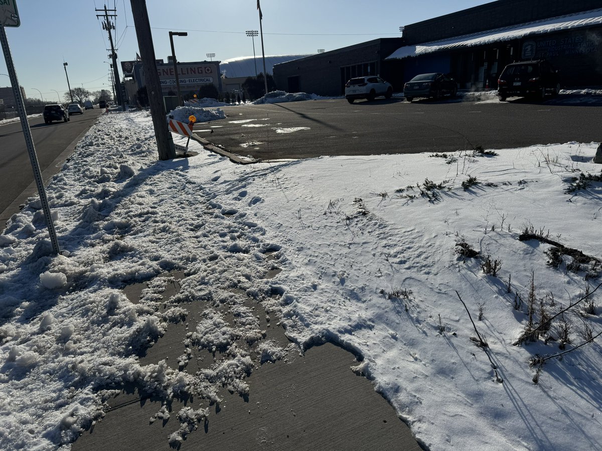 one of my least favorite things about living in the Midway of @cityofsaintpaul is how the @USPS controls a huge span of sidewalk that they basically never clear. I’ve fallen here three times in the last five years. (@AnikaBowieSTP @stpaulpublicw)