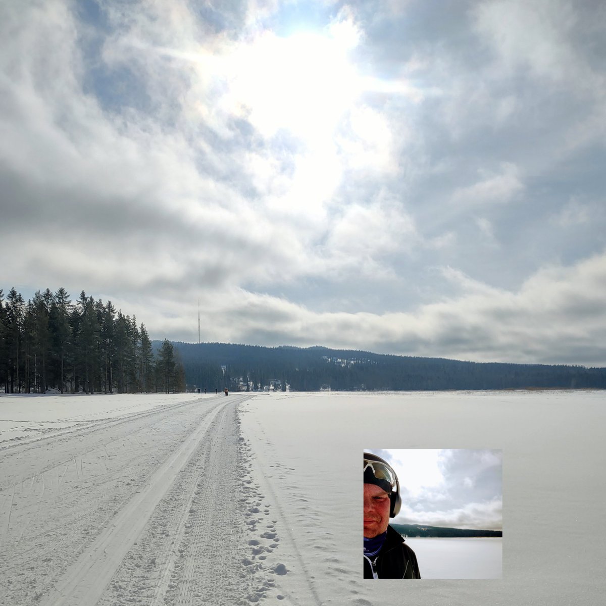Aamupäivän hiihtelyä äänikirjaa kuunnellen. Nimensä mukainen tuo #aurinkolatu #nuasjärvi #sotkamo