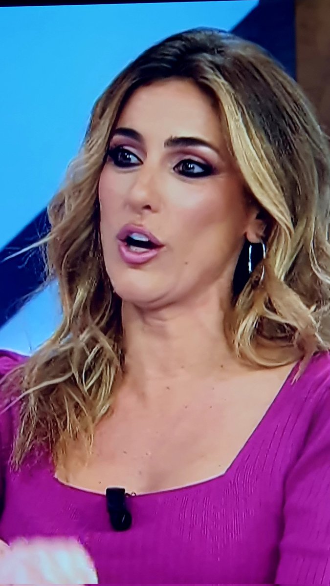 soltllez21's tweet photo. Con lo GUAPA q es esta presentadora de @cuatroaldia , el.maquillaje tan cateto q lleva, a no ser q quiera parecer #ochentera.
La raya del ojo inferior tan marcada es muy antigua.
Justito al revés, la densidad en parte superior, y abajo un difuminado la modernizaría.
Opino 😎 https://t.co/Xv6jyi3ku0