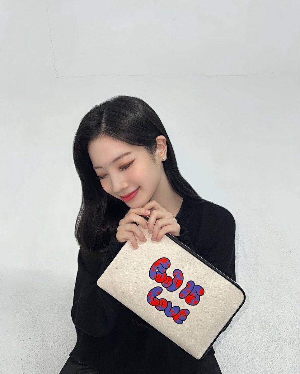 naisudubu's tweet image. Dahyun has been participating in the #WatchHungerStop campaign since 2022 🤍