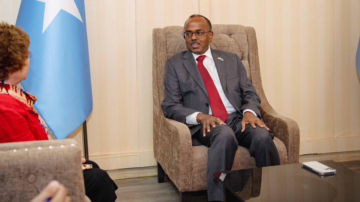 As part of #UN's engagement with #Somali officials, <a href="/UN/">United Nations</a>'s <a href="/CatrionaLaing1/">Catriona Laing</a> met in #Mogadishu with the Acting Foreign Minister, <a href="/AliOmarMP/">Ali Omar</a>; discussed Somalia’s state-building priorities, including the constitutional review process.