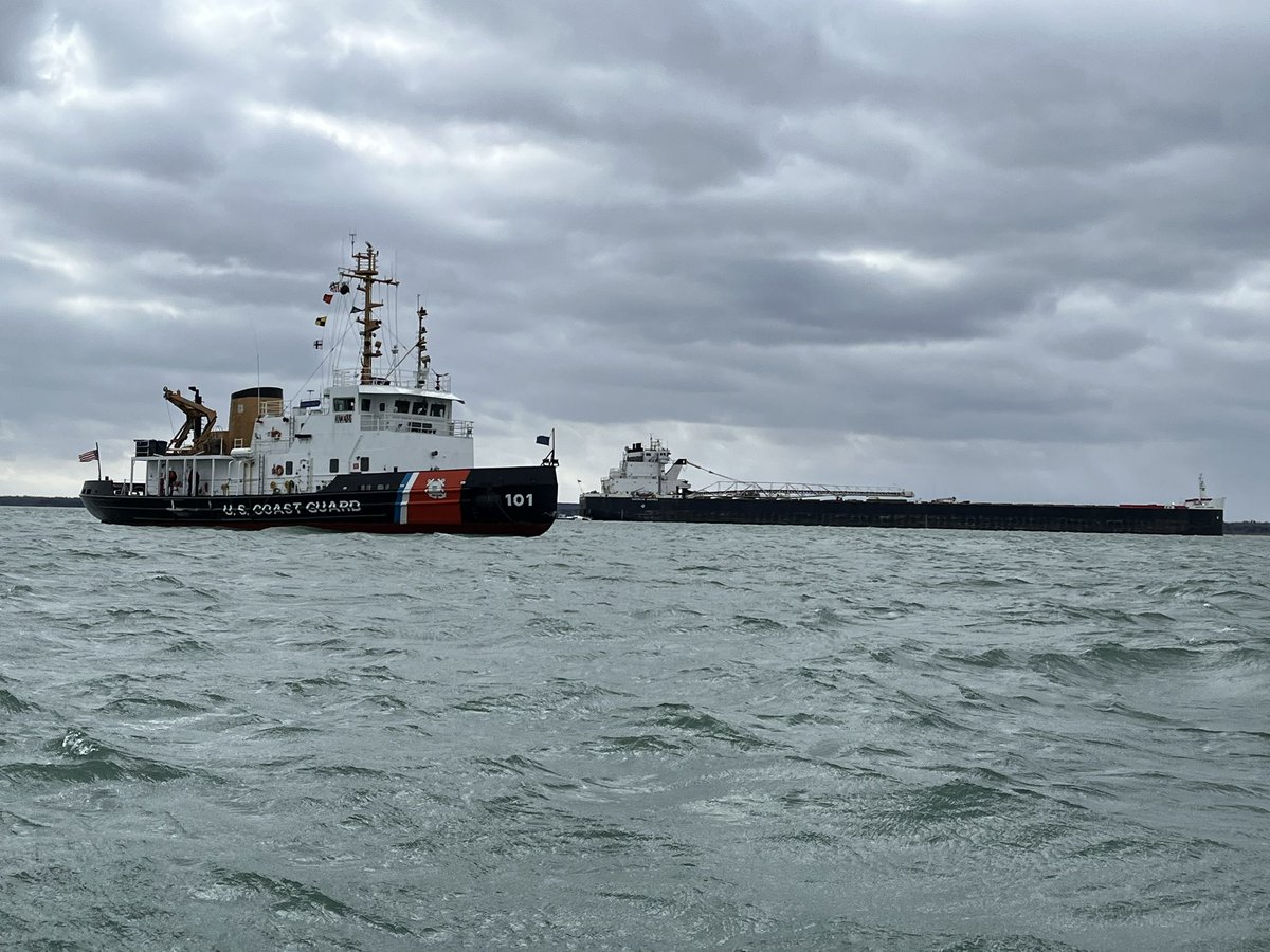 #USCG Cutter Katmai Bay on scene assisting the M/V American Mariner. https://t.co/lxHcU2DNi9