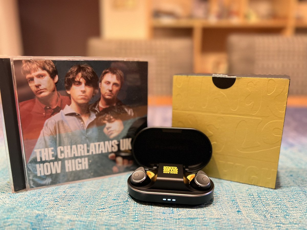 Quality service from @CambridgeAudio shopping out these @thecharlatans x @hikerdelic #howhigh M100 earbuds @Tim_Burgess