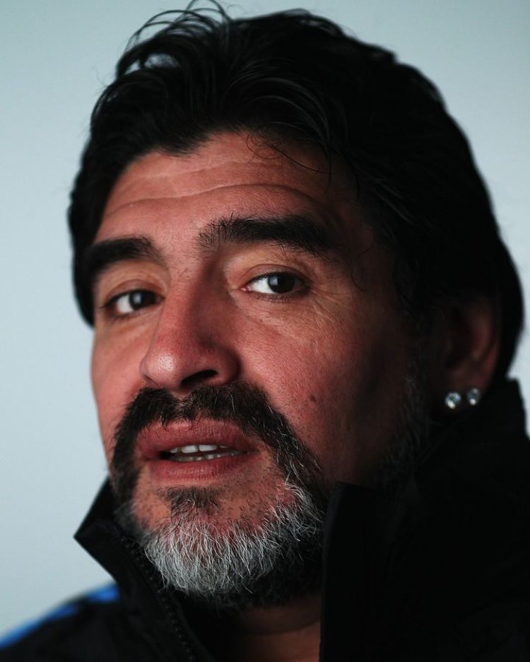 🇦🇷🔙 | Hoy se cumplen ¡15 AÑOS! del debut oficial de Diego  Maradona como DT de la Selección Argentina por Eliminatorias, así que prepárense para este COMPILADO de sus mejores momentos y frases al mando de la albiceleste.

El mejor adentro y afuera de la cancha. ABRO HILO. 🔗